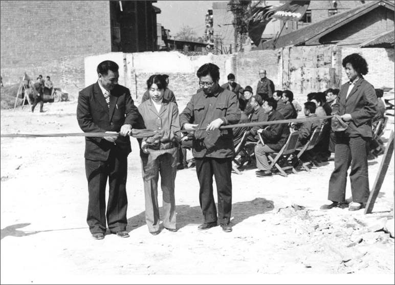 1986年,長虹彩電工程奠基,這樣的剪彩儀式,剪出了中國最大的彩電生產基地之一