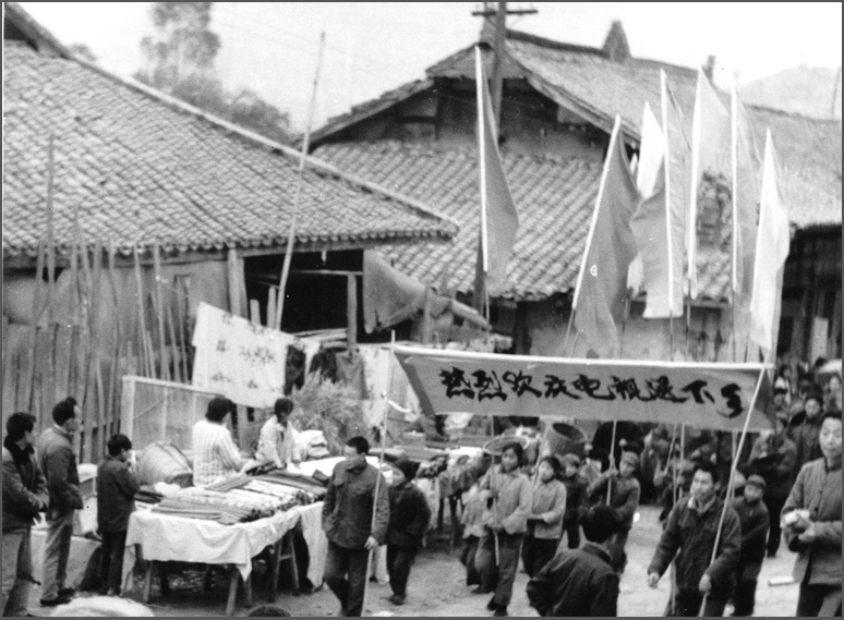 這可能是中國第一場“家電下鄉”,當時長虹在春季把彩電免費送下鄉,秋天豐收后農民有錢了再去收錢