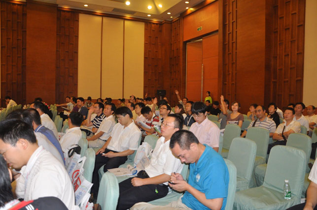 聽眾踴躍舉手回答問(wèn)題