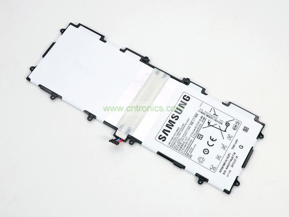 取出電池前要把周圍的帶狀電纜先拔出來，這個比較容易。Galaxy Note 10.1的電池容量為7000mAh,3.7V，預計續航時間8小時左右，重約136克，占據了整體重量的23%。不過為了減少機身厚度，電池做得很薄。