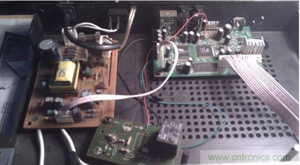 加了個繼電器，兩個三極管，五個電阻和一個二極管(三極管把解碼板的小信號進行了兩級放大,電阻是偏置作用)。
