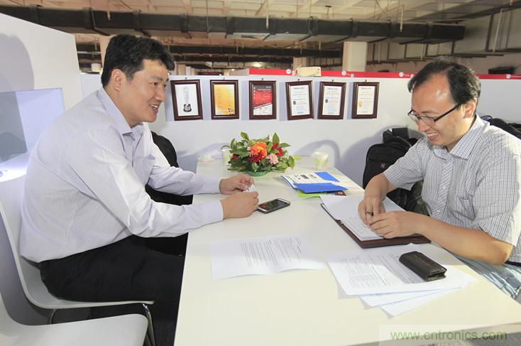 左一,Molex高級地區營業經理王中