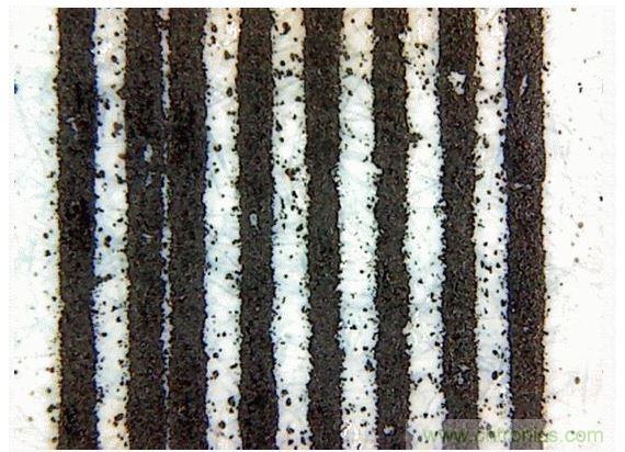 惠普(HP)Laserjet 600 M601(5mil的線寬和間距&mdash;&mdash;顯微鏡圖像)。注意空白處的碳粉斑點和兩條并在一起的線