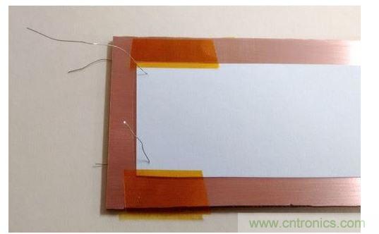 對齊后的碳粉轉印紙。注意用于對齊的小細線