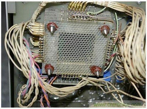 拆解也懷舊，讓人驚嘆的古董級可編程科學計算器 from 1966