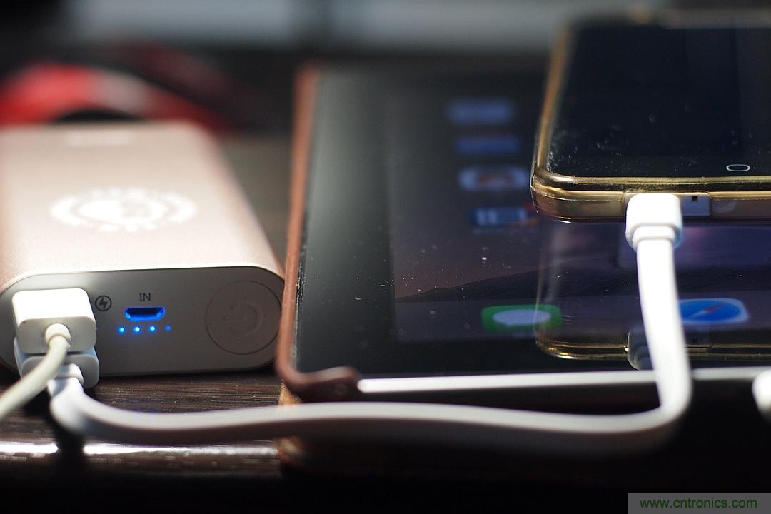 移動(dòng)電源也玩雙引擎？快到你想象不到