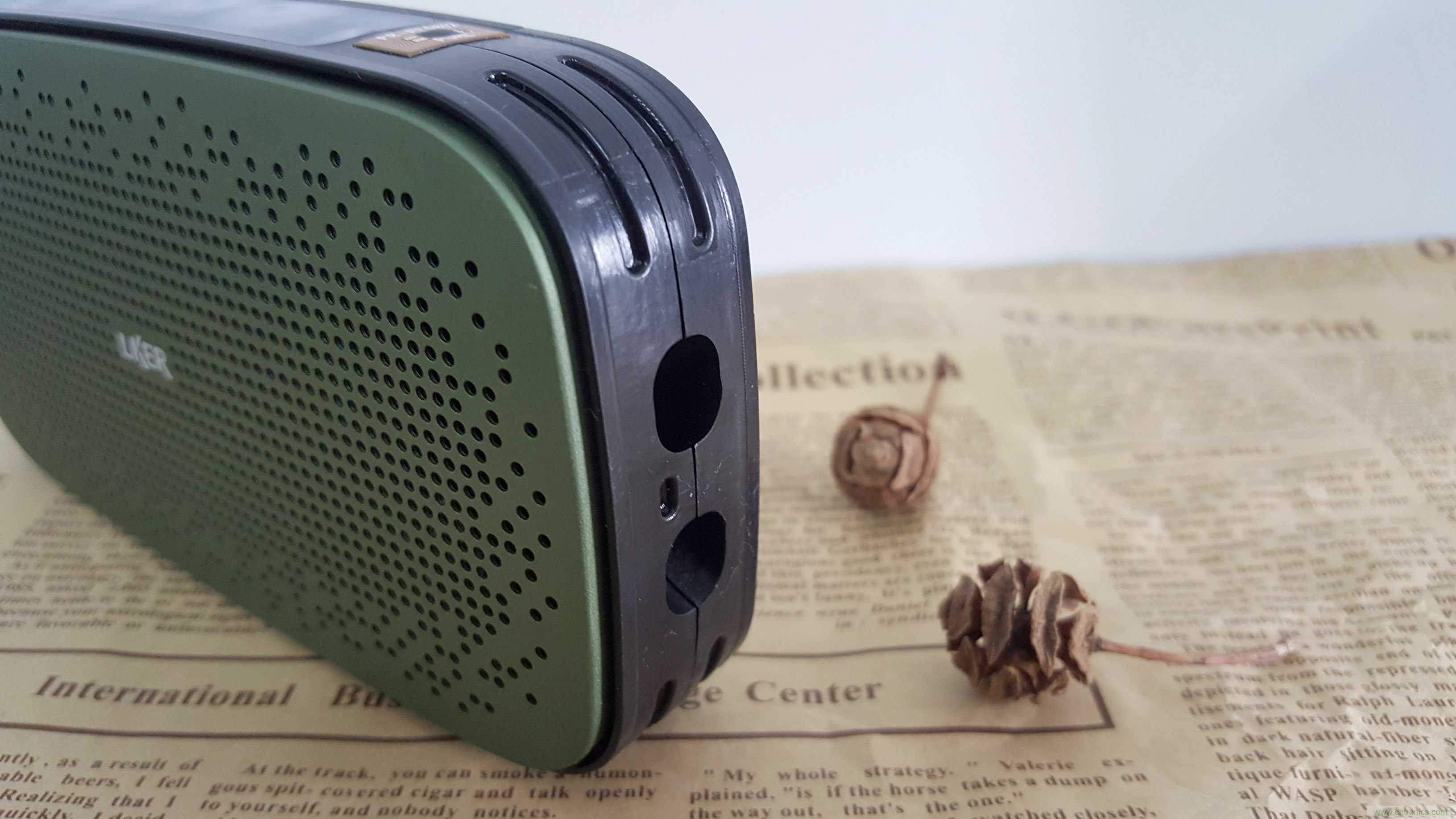 搞怪&ldquo;美人魚&rdquo;盡享靈克藍(lán)牙音箱的天籟之音！