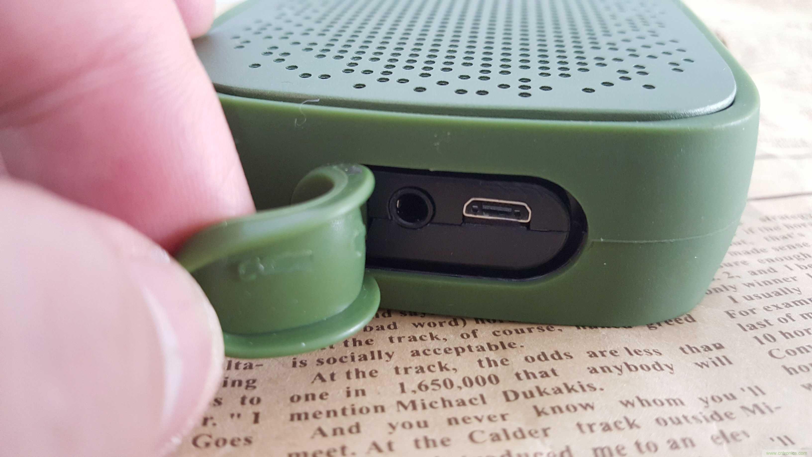 搞怪&ldquo;美人魚&rdquo;盡享靈克藍(lán)牙音箱的天籟之音！