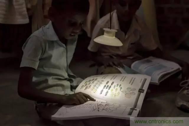 單靠重力就能工作的燈,將為15億人帶來光明