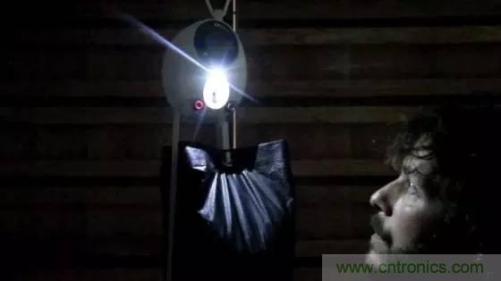 單靠重力就能工作的燈,將為15億人帶來光明