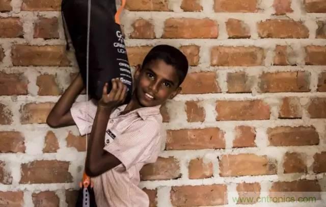 單靠重力就能工作的燈,將為15億人帶來光明