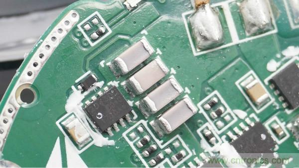 拆解華為保時(shí)捷設(shè)計(jì)快充無線充電器：憑啥能賣699？