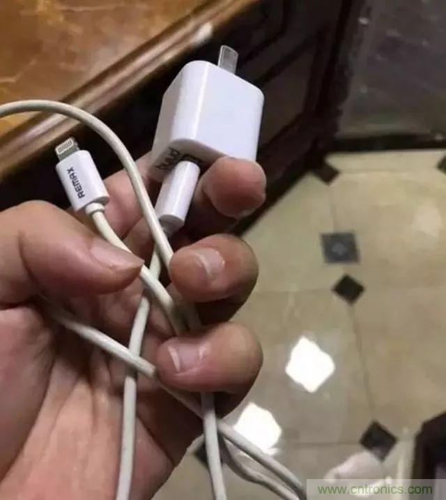 拆了個電容之后，我的iPhone也會自動訂房了