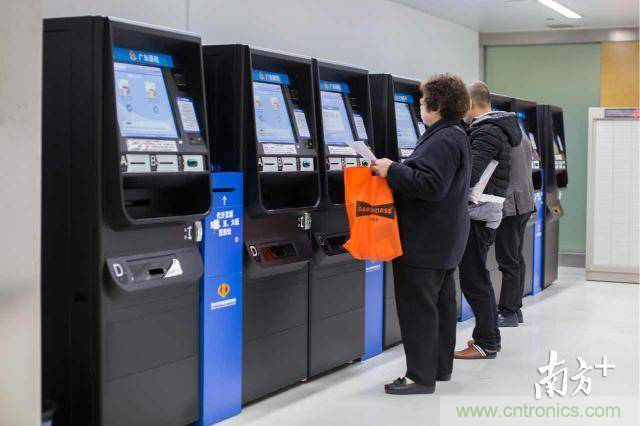 探路政務(wù)辦事柜臺(tái)&ldquo;無(wú)人化&rdquo;，引領(lǐng)&ldquo;互聯(lián)網(wǎng)+政務(wù)&rdquo;革新