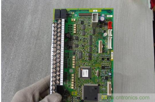 變頻器的輸出頻率調(diào)高，那么輸出電壓將如何提高？