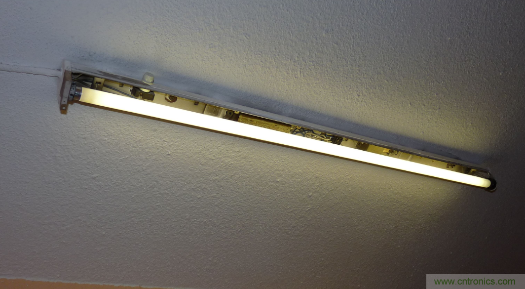 電燈泡內通有交流電，為什么看不到燈泡在閃爍？