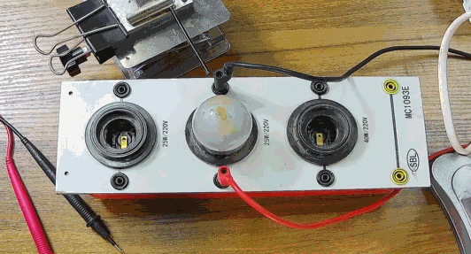 電燈泡內通有交流電，為什么看不到燈泡在閃爍？