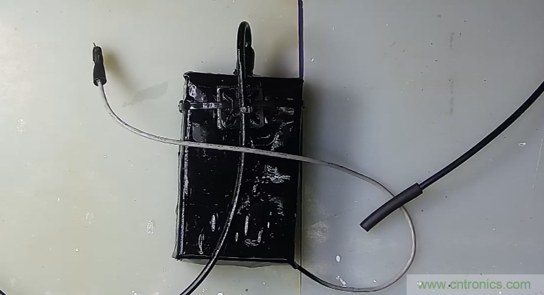 電燈泡內通有交流電，為什么看不到燈泡在閃爍？