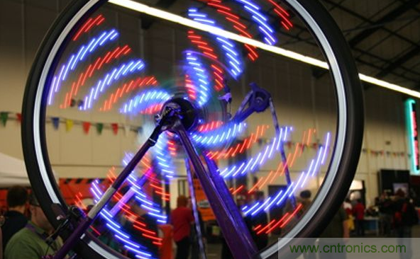 電燈泡內通有交流電，為什么看不到燈泡在閃爍？