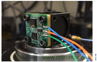 10kHz MEMS加速度計，提供4mA至20mA輸出，適合狀態(tài)監(jiān)控應(yīng)用